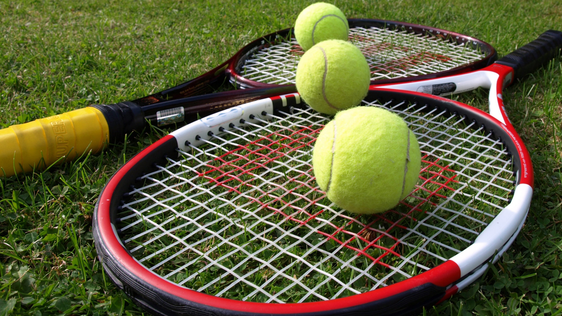 tennis-balls-on-the-grass-at_1920x1080_610-hd